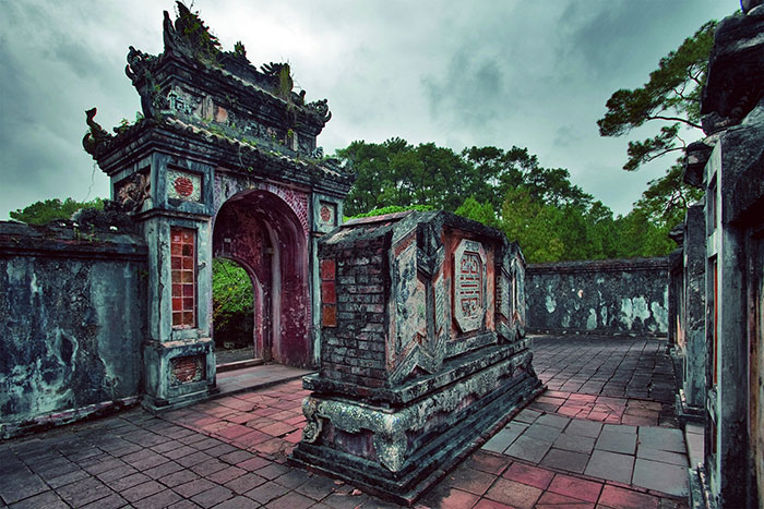 hue city tu duc tomb entrance